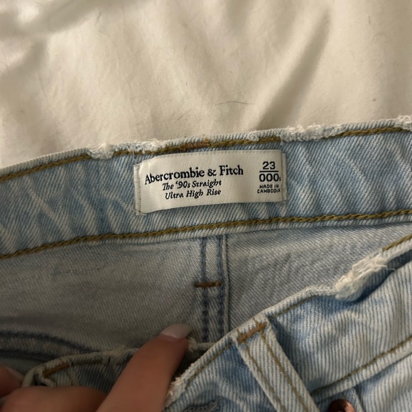 Abercrombie Ultra High Rise 90’s Jeans - Picture 4 of 4
